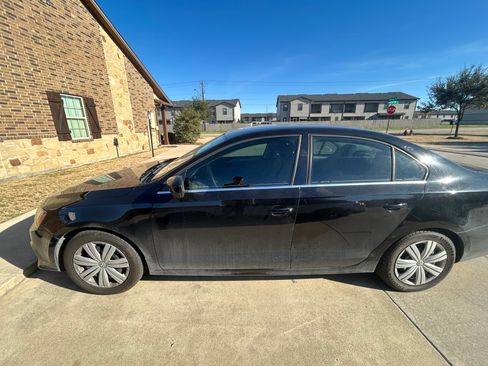 Used 2017 Volkswagen Jetta S image 2