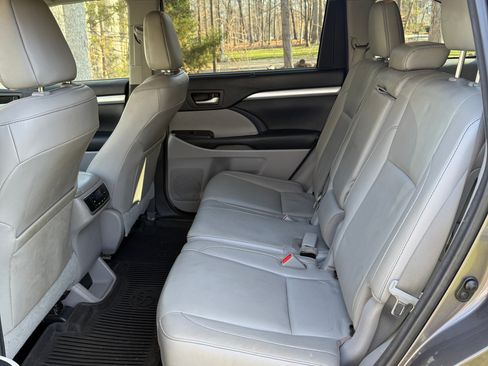 Used 2017 Toyota Highlander XLE image 13