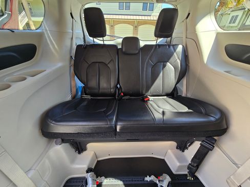 Used 2017 Chrysler Pacifica Touring-L image 22