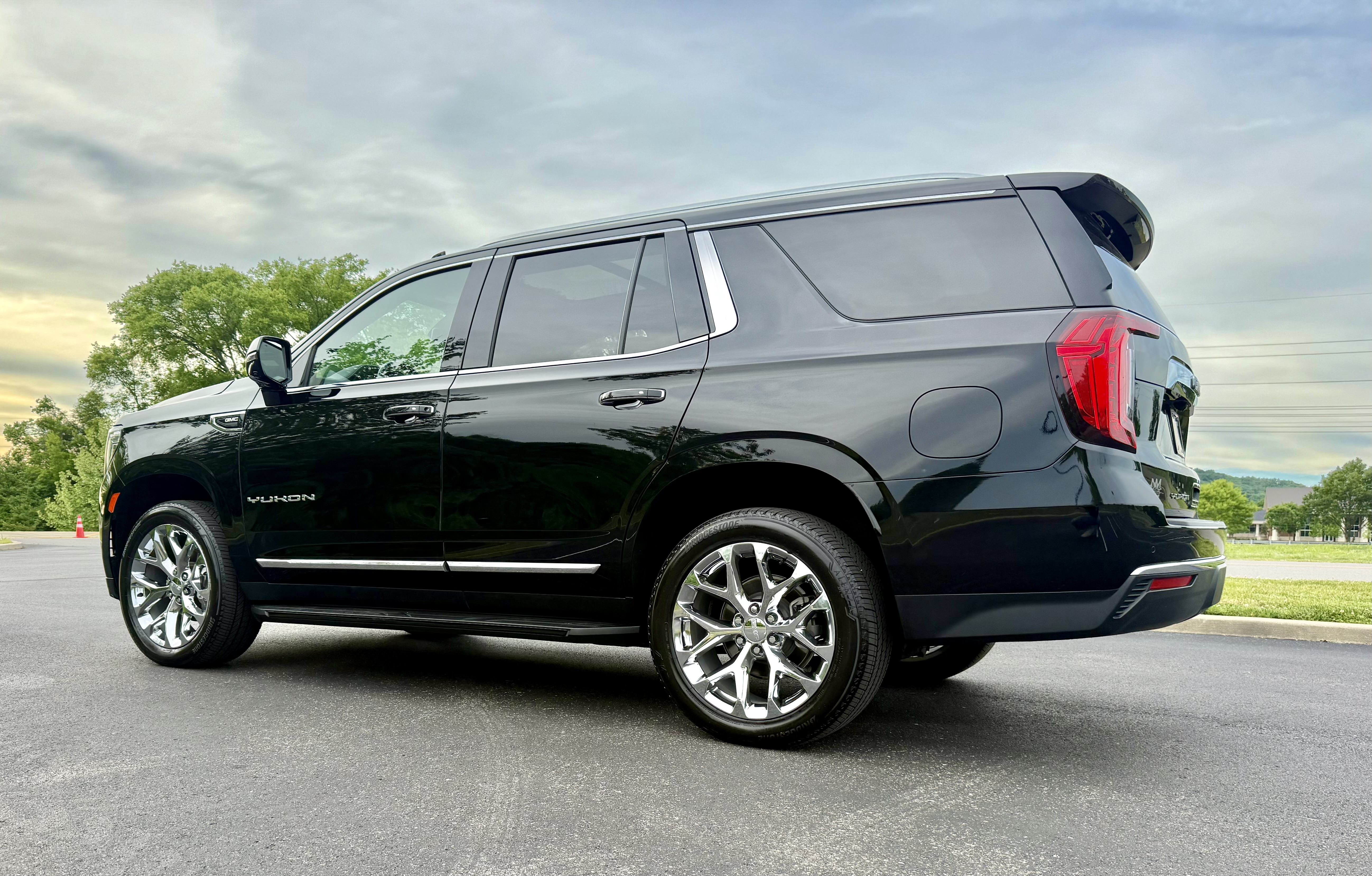 Used 2021 GMC Yukon SLT w/ SLT Premium Package AWD/4WD image 4