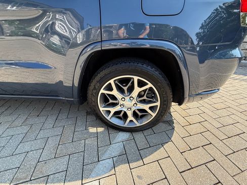 Used 2020 Jeep Grand Cherokee Limited AWD/4WD image 16