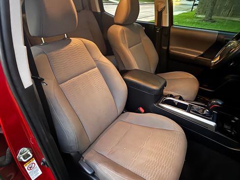Used 2018 Toyota Tacoma SR5 AWD/4WD image 9