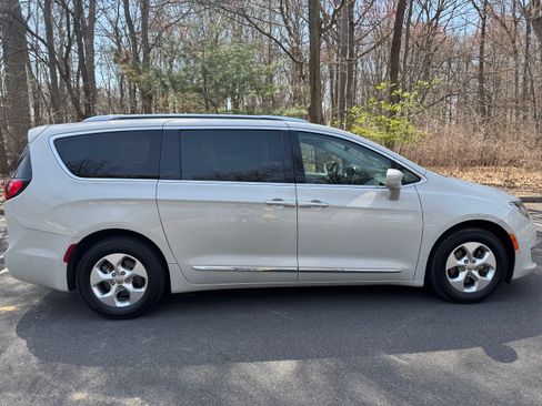 Used 2017 Chrysler Pacifica Touring-L Plus w/ Advanced Safetytec Group image 4