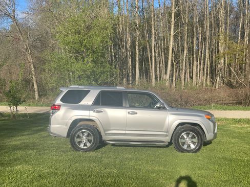 Used 2011 Toyota 4Runner SR5 w/ Convenience Pkg image 8