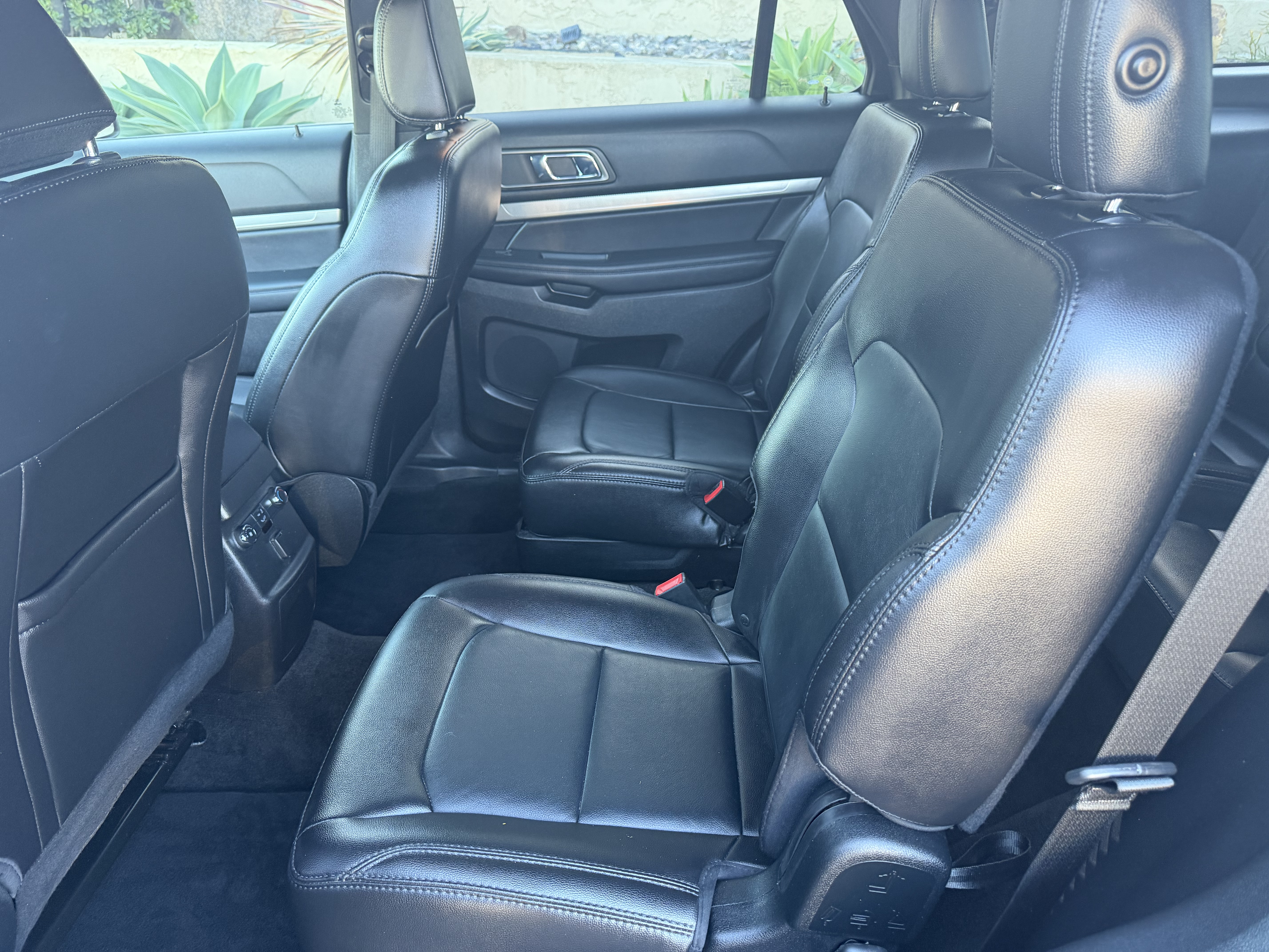 Used 2018 Ford Explorer XLT w/ Equipment Group 202A FWD image 2