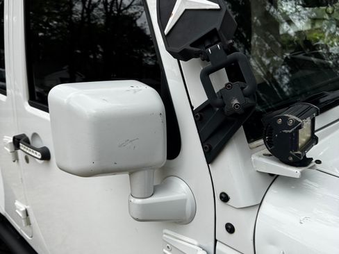 Used 2015 Jeep Wrangler Unlimited Sahara w/ Connectivity Group image 27