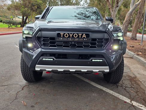 Used 2025 Toyota Tacoma 4x4 Double Cab Hybrid image 6