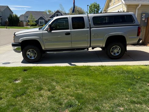 Used 2005 Chevrolet Silverado 2500 LT w/ Heavy-Duty Power Package AWD/4WD image 2