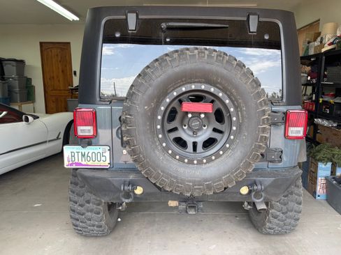 Used 2015 Jeep Wrangler Unlimited Rubicon w/ Connectivity Group AWD/4WD image 5