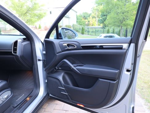 Used 2016 Porsche Cayenne Diesel AWD/4WD image 18