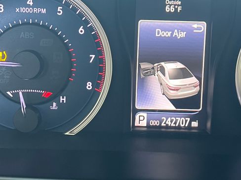 Used 2015 Toyota Camry LE w/ Moonroof Package FWD image 12