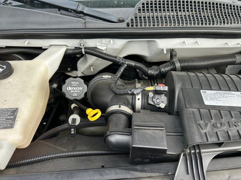 Used 2018 Chevrolet Express 2500 w/ Driver Convenience Package RWD image 18