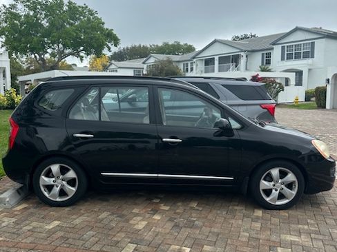 Used 2007 Kia Rondo EX w/ Premium Pkg image 2