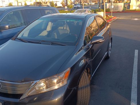 Used 2010 Lexus HS 250h Premium w/ Preferred Accessory Package image 4