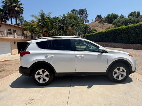 Used 2013 Toyota RAV4 XLE FWD image 5
