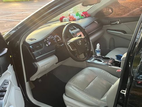 Used 2014 Toyota Camry XLE image 10