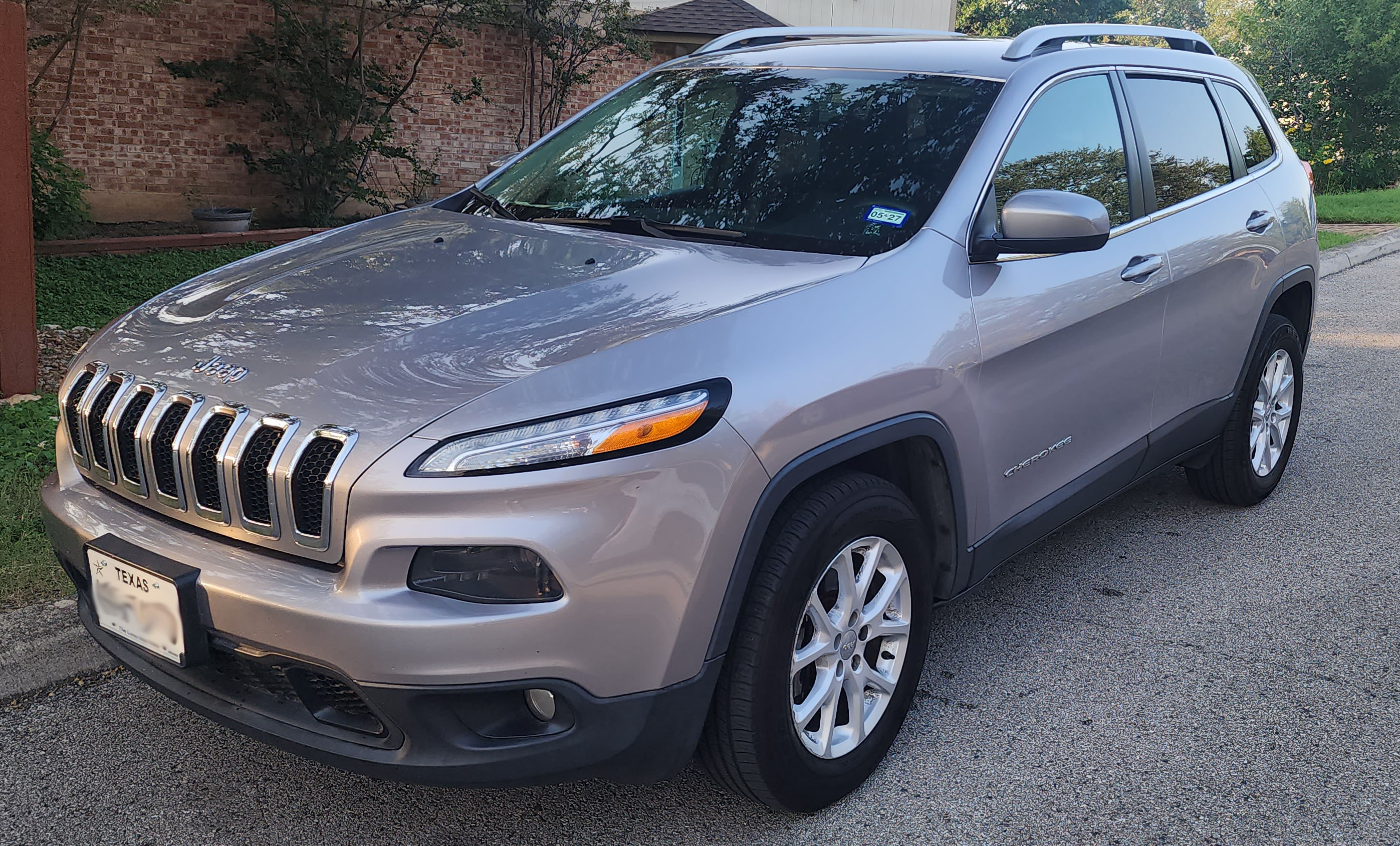 Used 2018 Jeep Cherokee Latitude w/ Safety Group AWD/4WD image 1