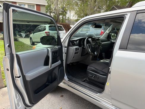 Used 2012 Toyota 4Runner SR5 w/ Convenience Pkg image 8