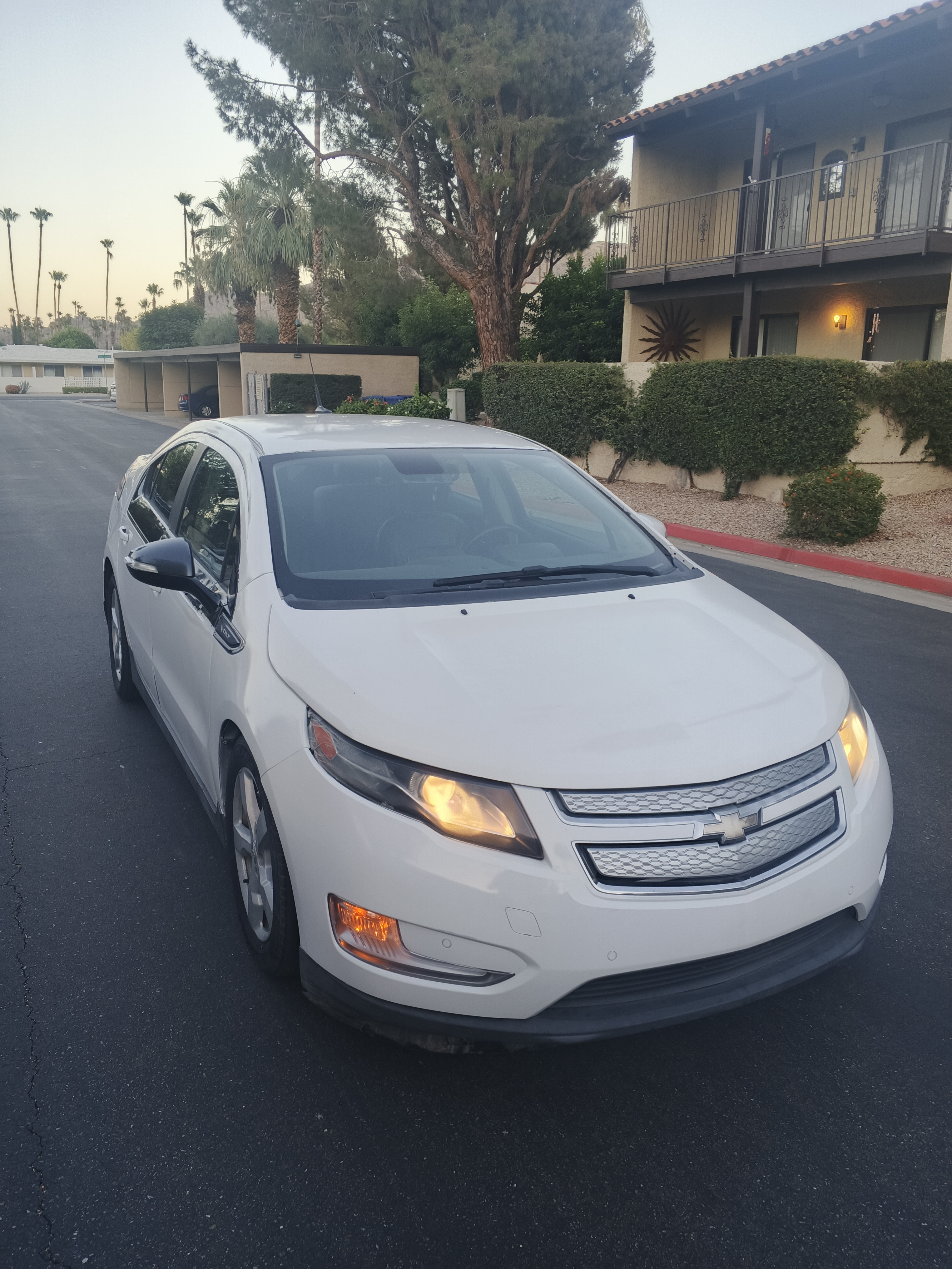Used 2013 Chevrolet Volt Premium w/ Premium Trim Package FWD image 1