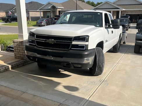 Used 2006 Chevrolet Silverado 2500 LT w/ Heavy-Duty Power Package AWD/4WD image 4