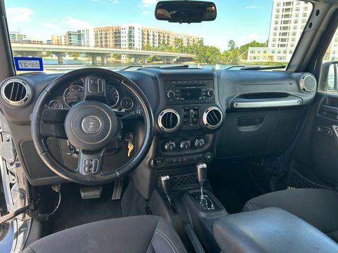 Used 2018 Jeep Wrangler Unlimited Sahara AWD/4WD image 10