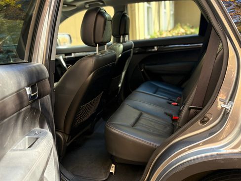 Used 2012 Kia Sorento EX w/ EX V6 Premium Pkg image 4