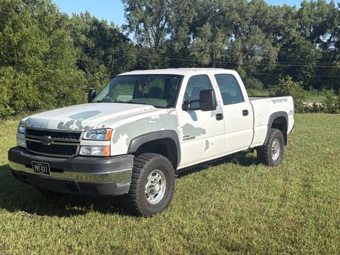 Used 2007 Chevrolet Silverado 2500 LS w/ Heavy-Duty Power Package AWD/4WD image 2