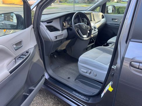 Used 2018 Toyota Sienna LE image 2