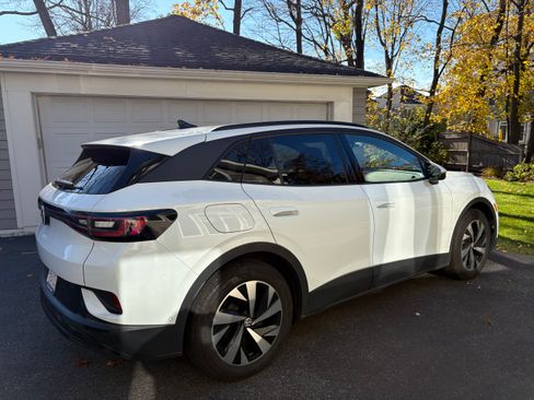 Used 2023 Volkswagen ID.4 2WD image 5