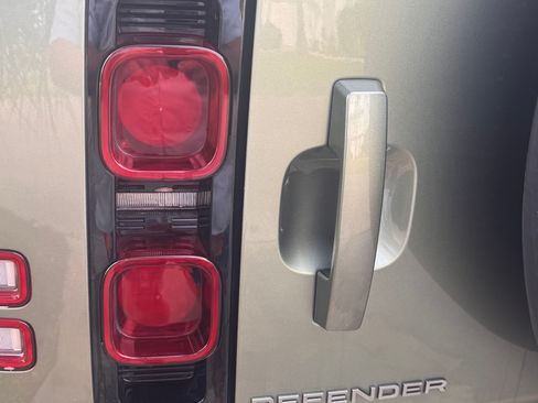 Used 2022 Land Rover Defender 110 S image 5