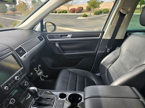 Used 2016 Volkswagen Touareg Sport image 13