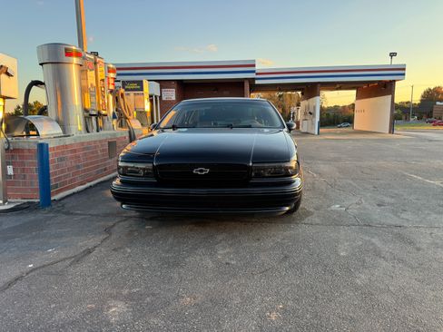 Used 1994 Chevrolet Impala SS image 4