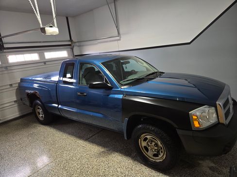 Used 2006 Dodge Dakota ST image 1