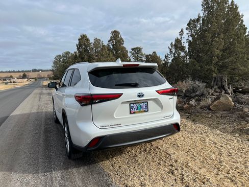 Used 2023 Toyota Highlander Limited image 2