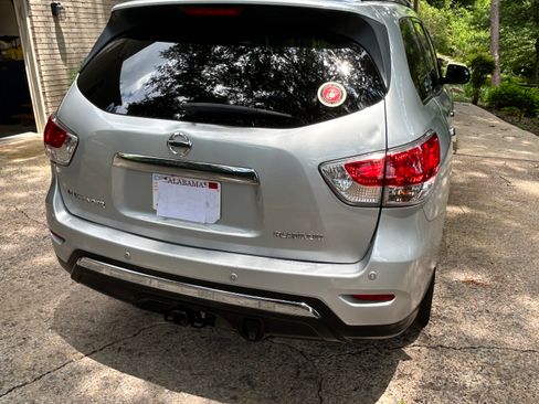 Used 2016 Nissan Pathfinder Platinum w/ Family Entertainment Package FWD image 5