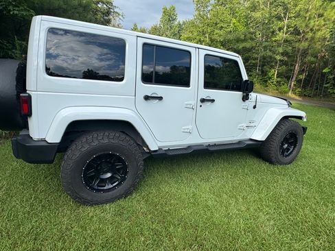 Used 2017 Jeep Wrangler Unlimited Sahara w/ Max Tow Package AWD/4WD image 5