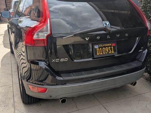 Used 2010 Volvo XC60 T6 R-Design image 2