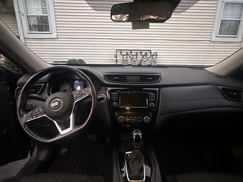 Used 2019 Nissan Rogue SV w/ Premium Package AWD/4WD image 8