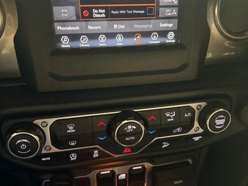 Used 2020 Jeep Wrangler Unlimited Sahara image 2