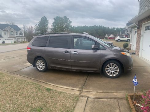 Used 2012 Toyota Sienna Limited w/ Entertainment Pkg image 4