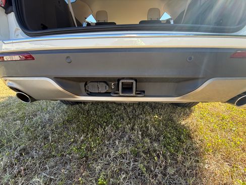 Used 2022 Ford Explorer Platinum w/ Technology Package image 12