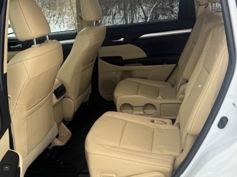 Used 2019 Toyota Highlander XLE image 8