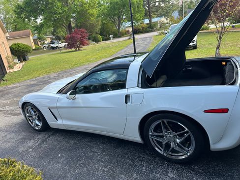 Used 2006 Chevrolet Corvette Coupe w/ Preferred Equipment Group RWD image 8