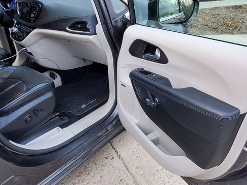 Used 2018 Chrysler Pacifica Limited w/ Advanced Safetytec Group image 18