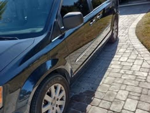 Used 2014 Chrysler Town & Country Touring image 8