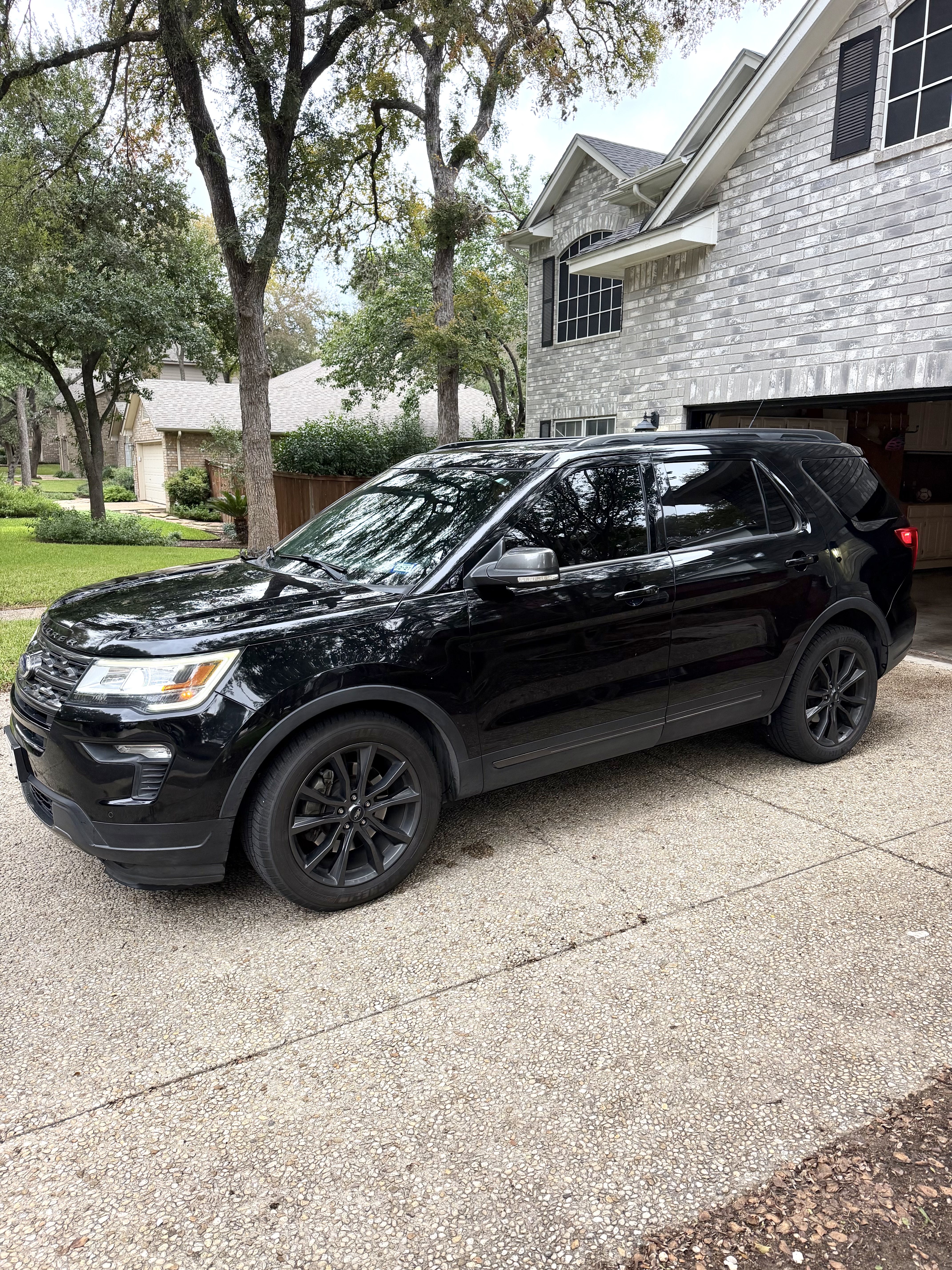 Used 2018 Ford Explorer XLT w/ Equipment Group 202A FWD image 1