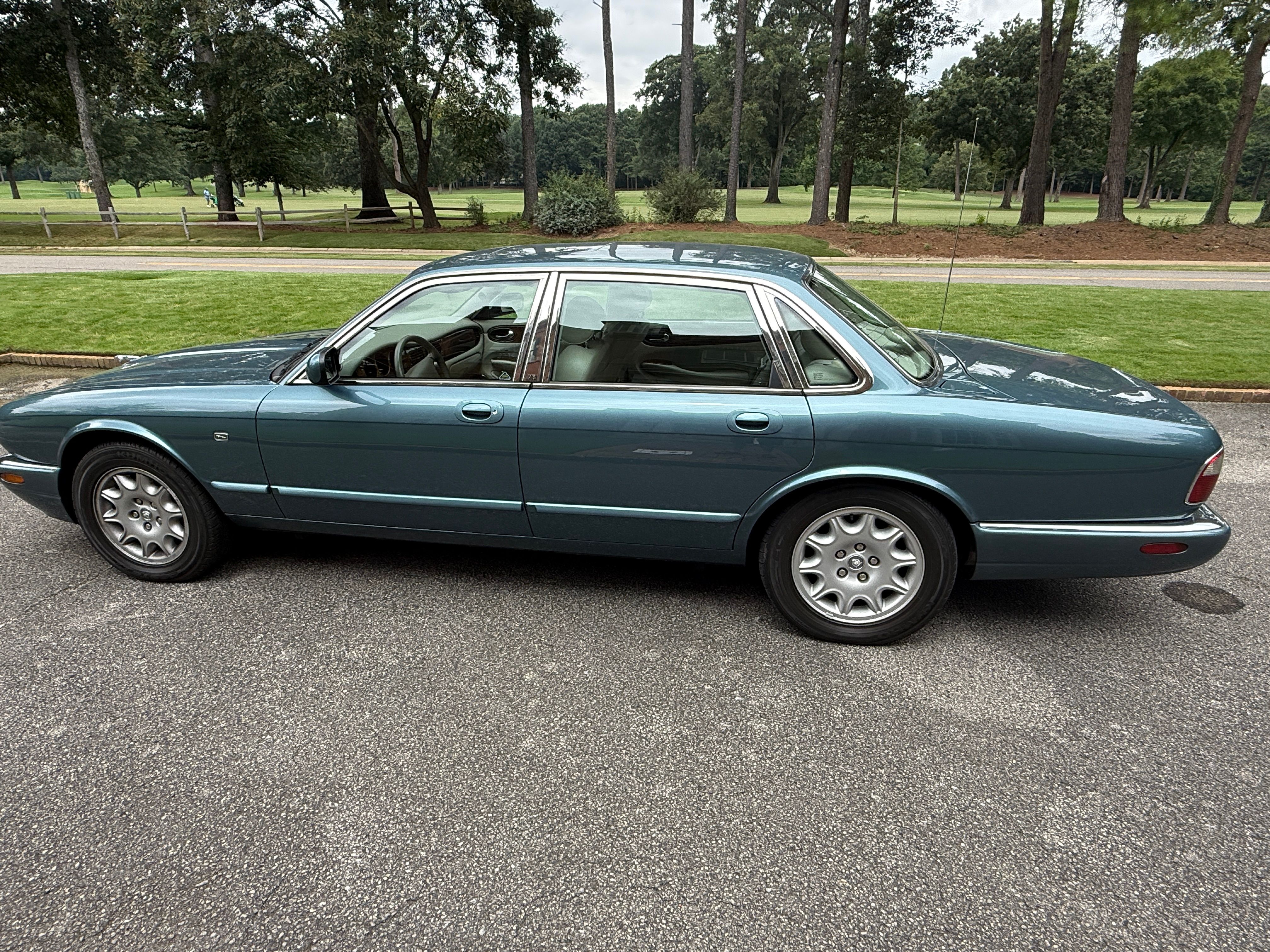 Used 1999 Jaguar XJ8 RWD image 4