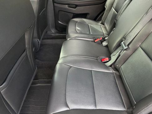 Used 2018 Ford Explorer XLT w/ Equipment Group 202A AWD/4WD image 15