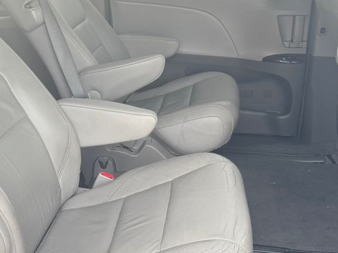 Used 2015 Toyota Sienna XLE image 9