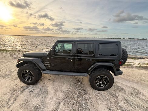 Used 2019 Jeep Wrangler Unlimited Sahara AWD/4WD image 9